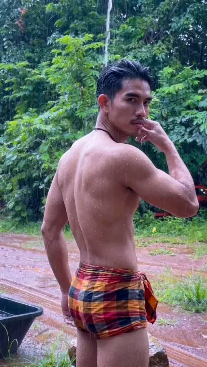 ผู้บ่าวผ้าขาวม้า