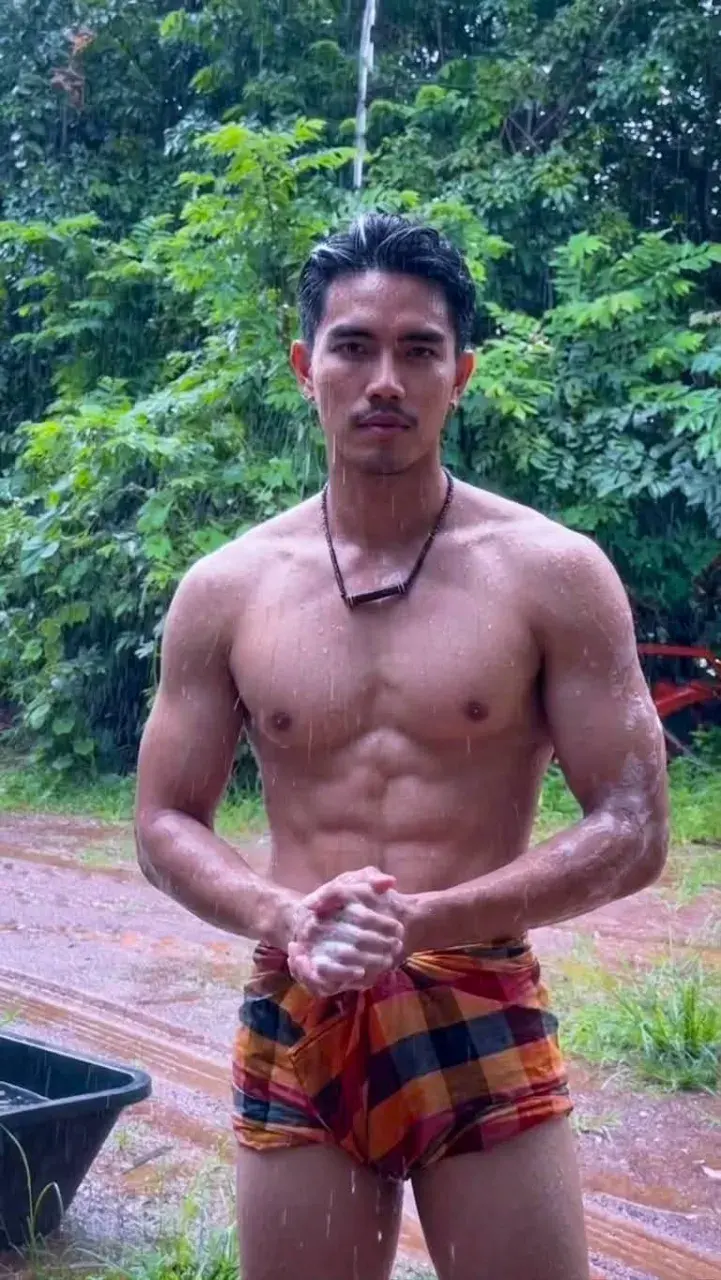 ผู้บ่าวผ้าขาวม้า