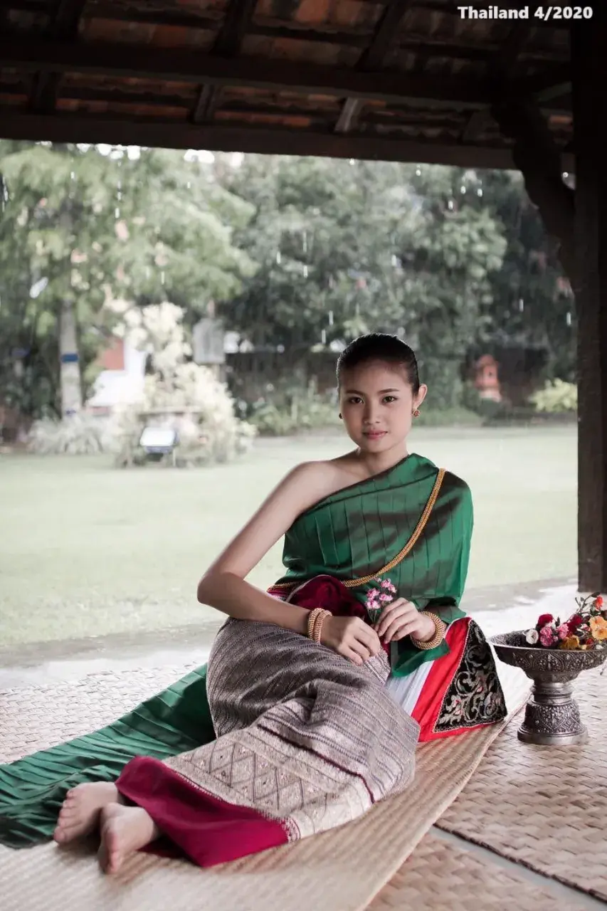 Lady in Lanna Traditional Dress 🇹🇭