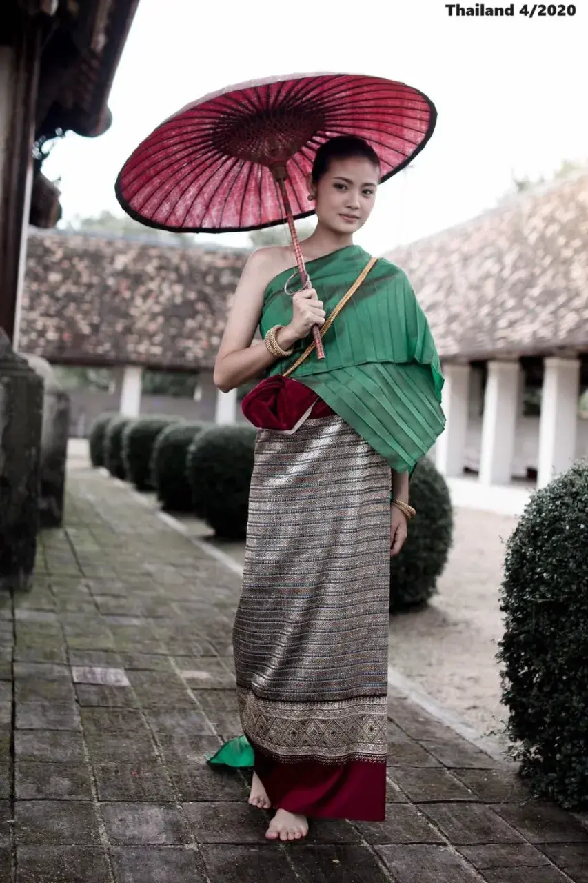Lady in Lanna Traditional Dress 🇹🇭