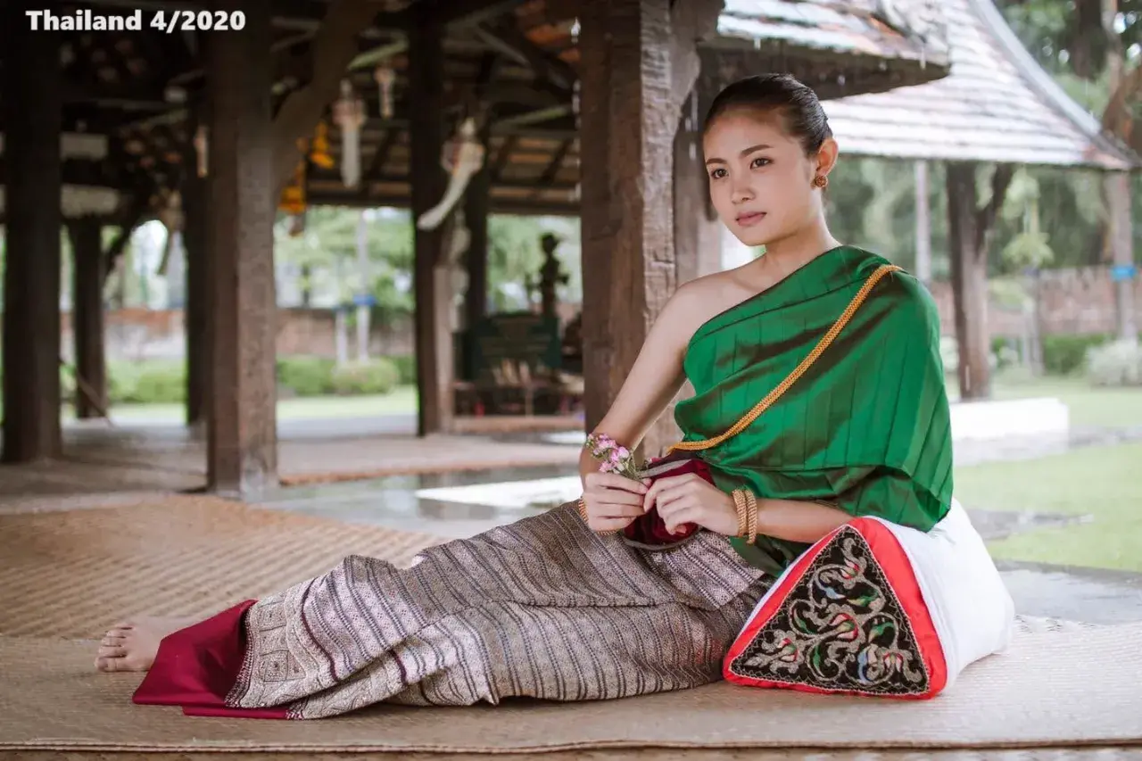 Lady in Lanna Traditional Dress 🇹🇭