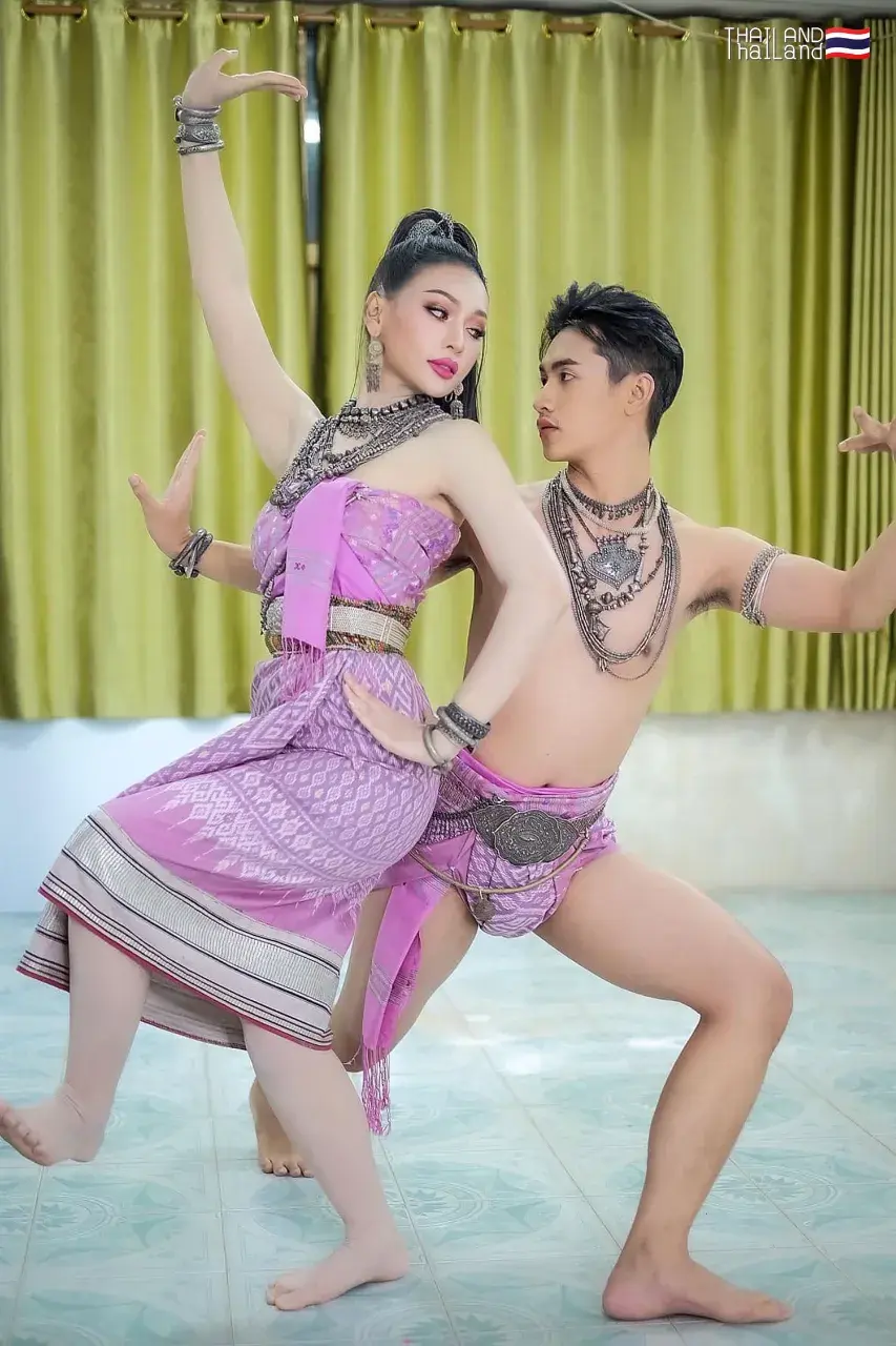 THAILAND 🇹🇭 | Nang Hai - Mak Kap Kaep: Isan Dance