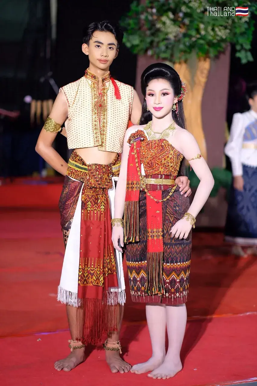 THAILAND 🇹🇭 | Nang Hai - Mak Kap Kaep: Isan Dance