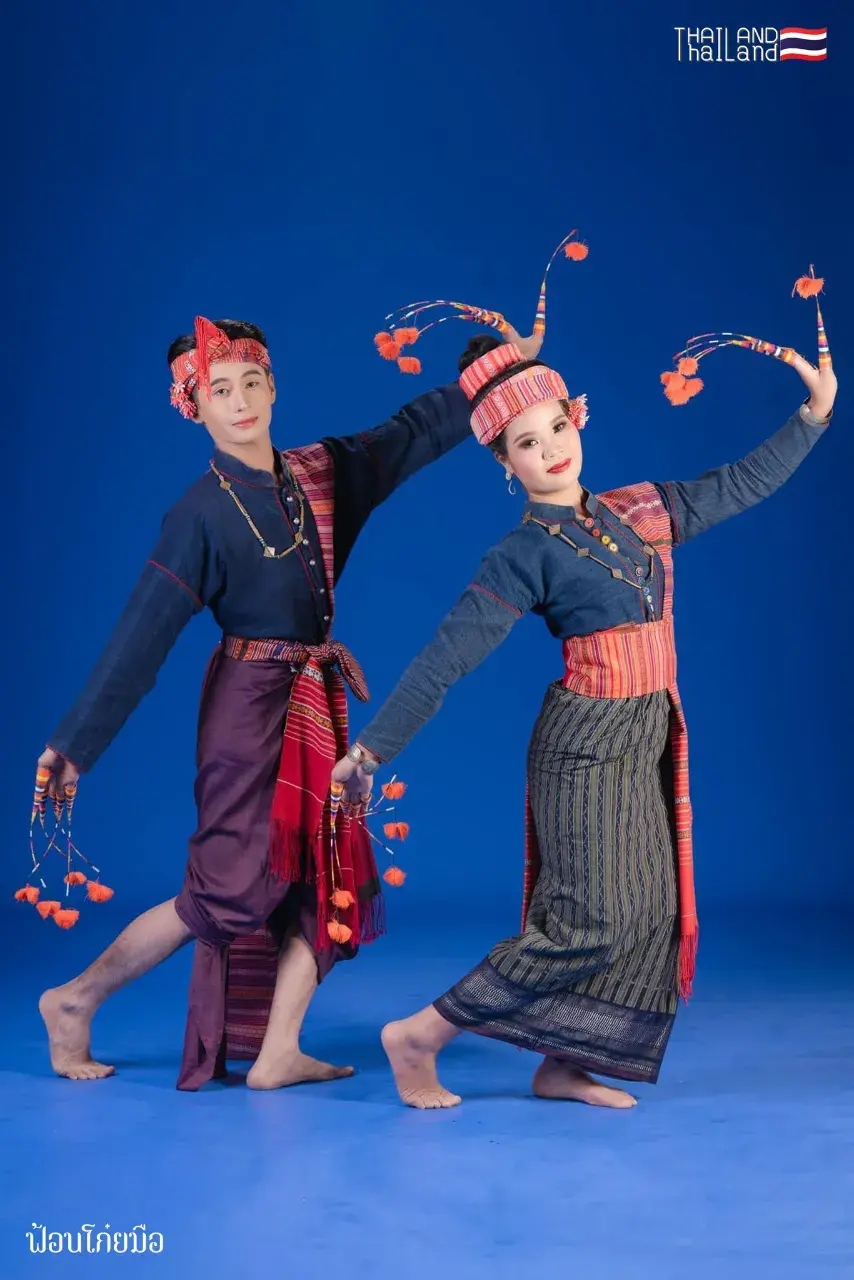 THAILAND 🇹🇭 | ฟ้อนโก๋ยมือ - Fon Koi Mue: Isan Dance