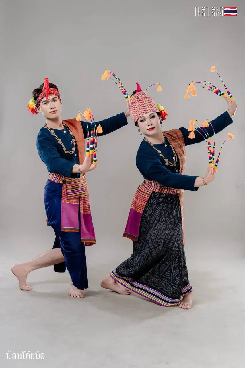 THAILAND 🇹🇭 | ฟ้อนโก๋ยมือ - Fon Koi Mue: Isan Dance