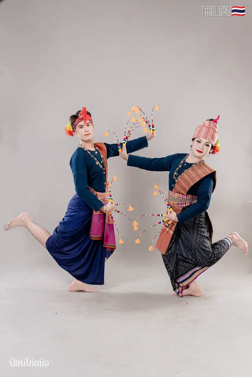 THAILAND 🇹🇭 | ฟ้อนโก๋ยมือ - Fon Koi Mue: Isan Dance