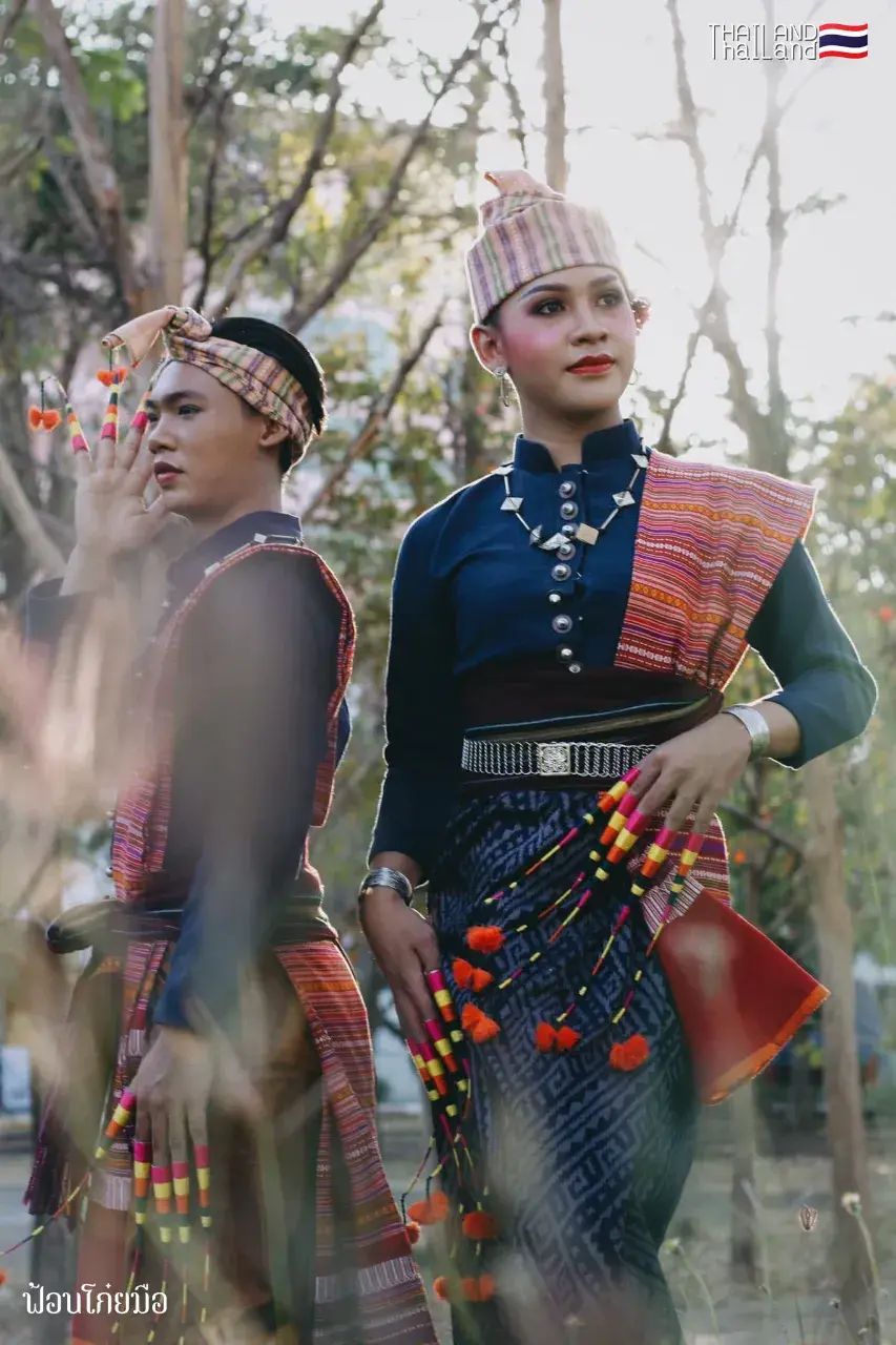 THAILAND 🇹🇭 | ฟ้อนโก๋ยมือ - Fon Koi Mue: Isan Dance