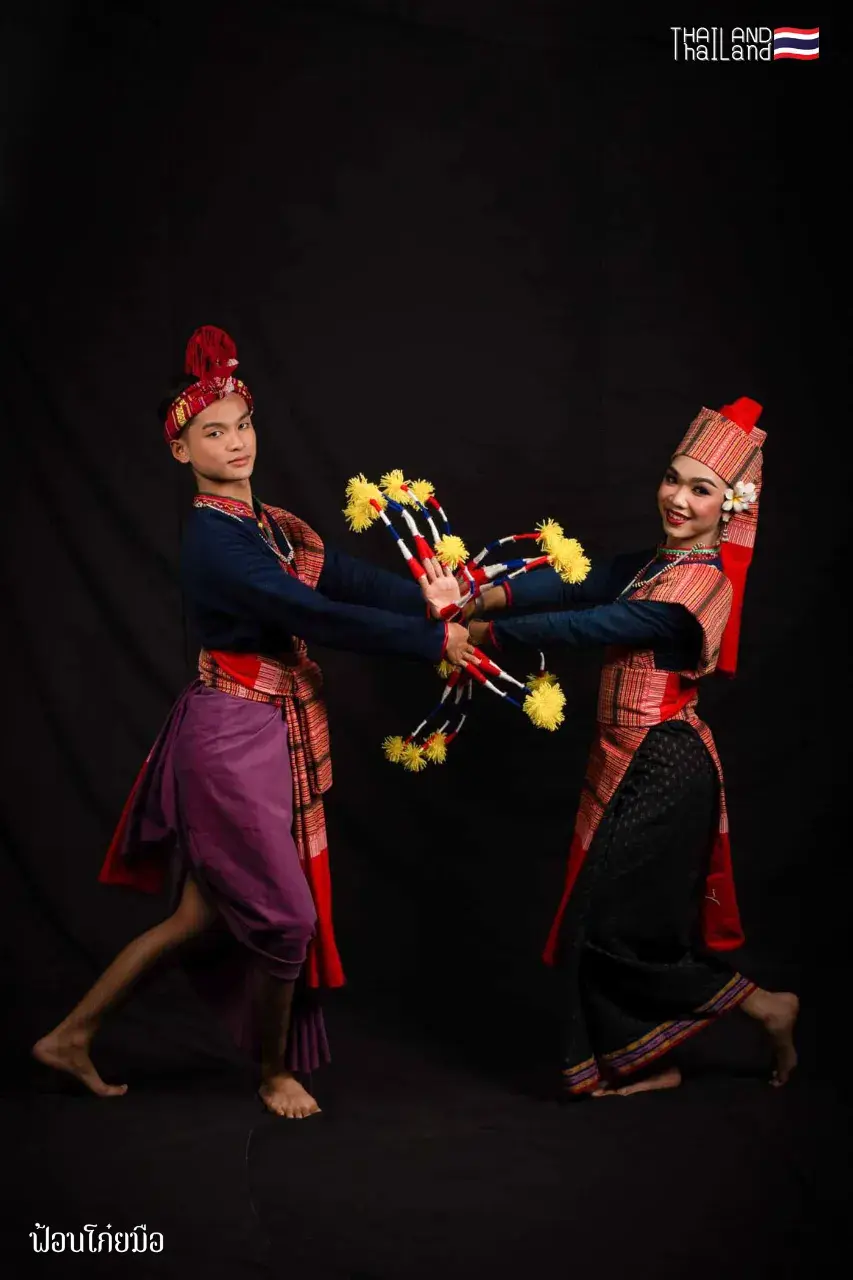 THAILAND 🇹🇭 | ฟ้อนโก๋ยมือ - Fon Koi Mue: Isan Dance
