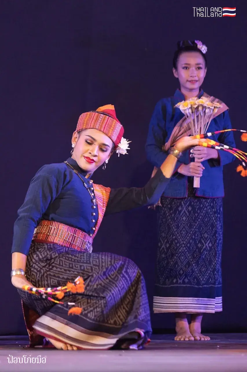 THAILAND 🇹🇭 | ฟ้อนโก๋ยมือ - Fon Koi Mue: Isan Dance