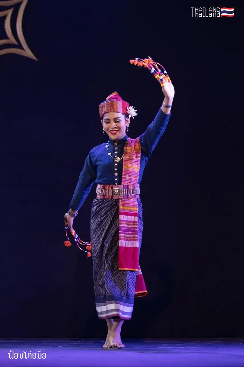 THAILAND 🇹🇭 | ฟ้อนโก๋ยมือ - Fon Koi Mue: Isan Dance