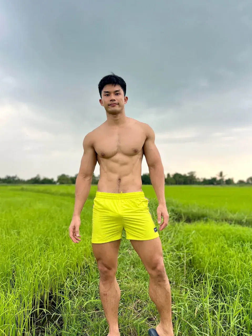 หนุ่มหล่อกับรูปร่างของเขา