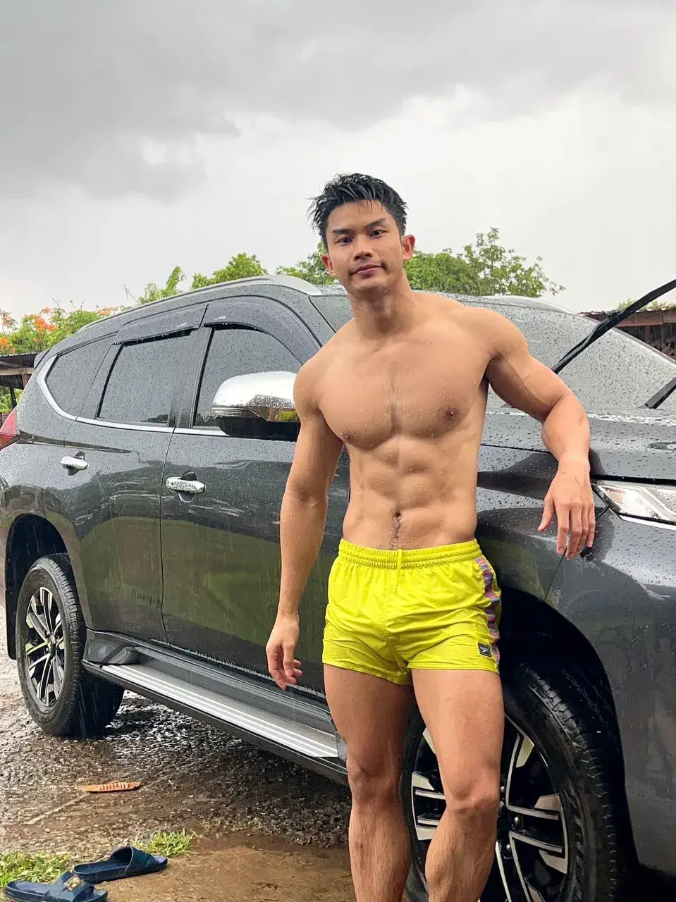 หนุ่มหล่อกับรูปร่างของเขา