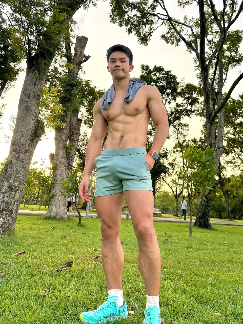 หนุ่มหล่อกับรูปร่างของเขา