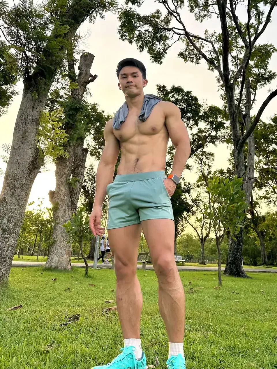หนุ่มหล่อกับรูปร่างของเขา