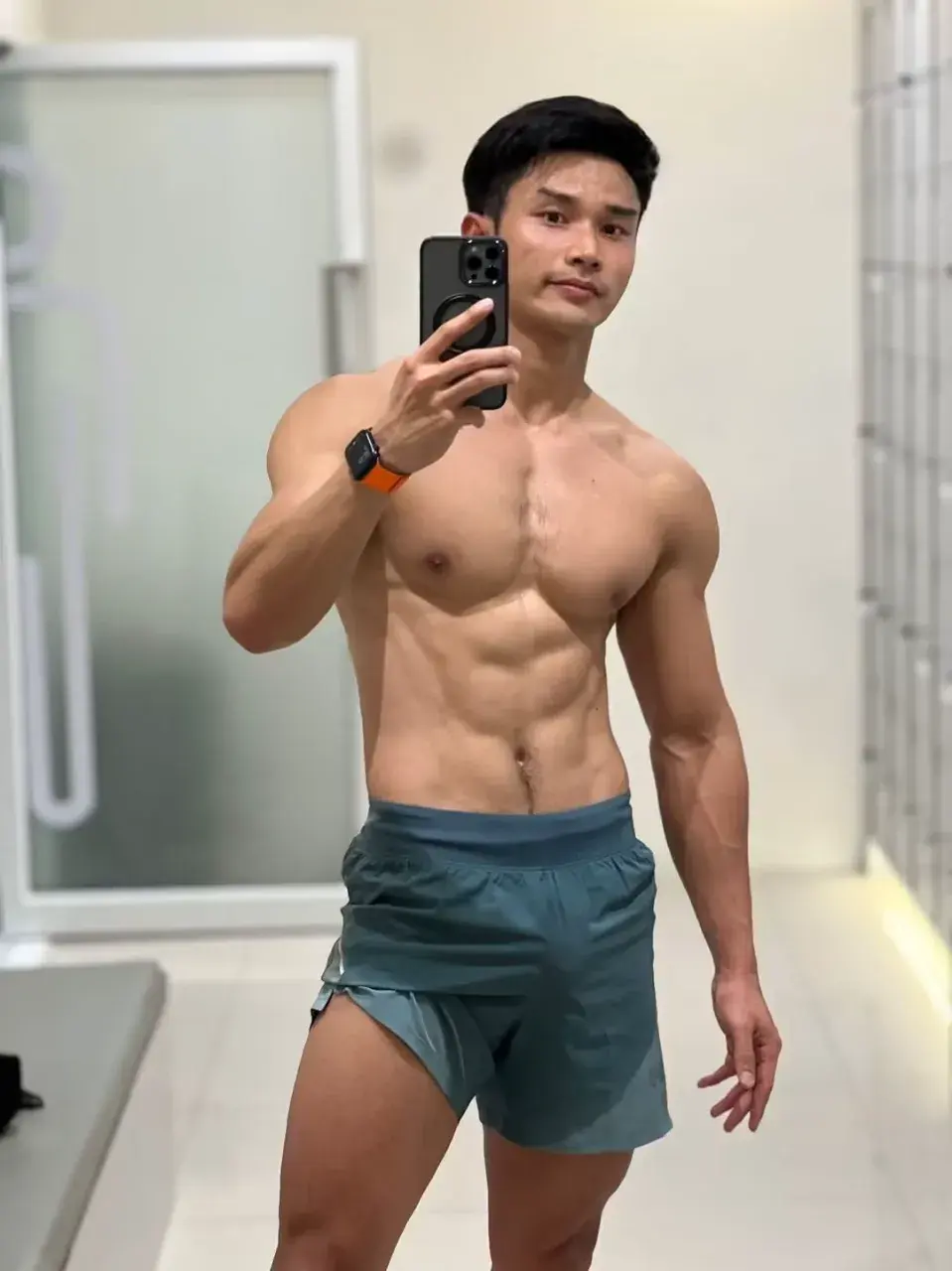 หนุ่มหล่อกับรูปร่างของเขา