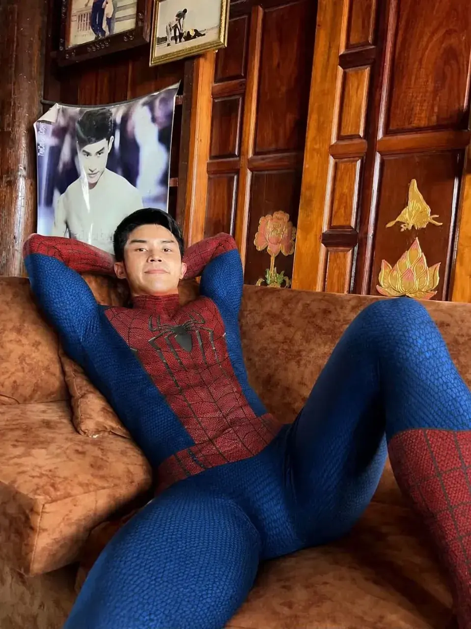 หนุ่มหล่อกับรูปร่างของเขา