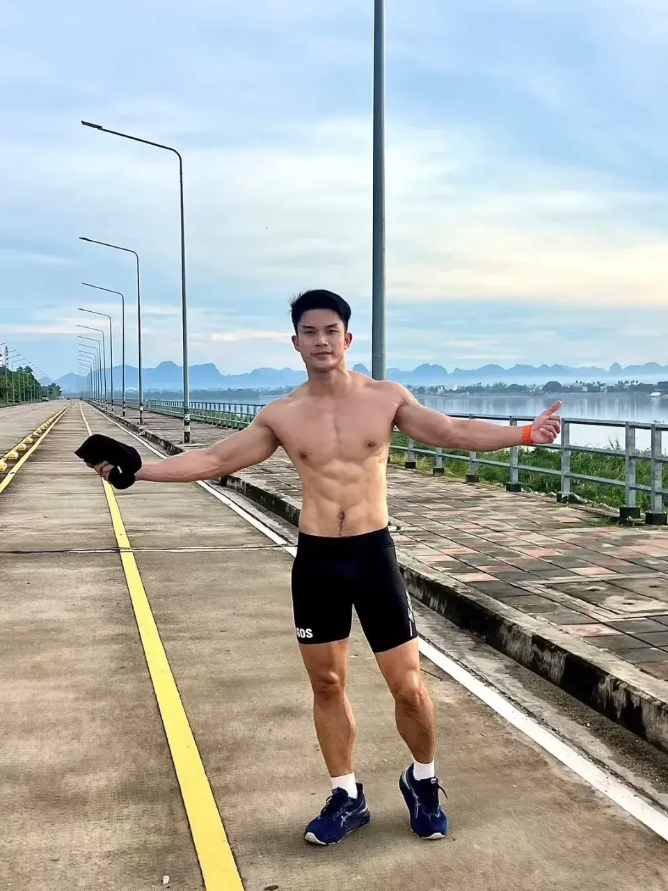 หนุ่มหล่อกับรูปร่างของเขา