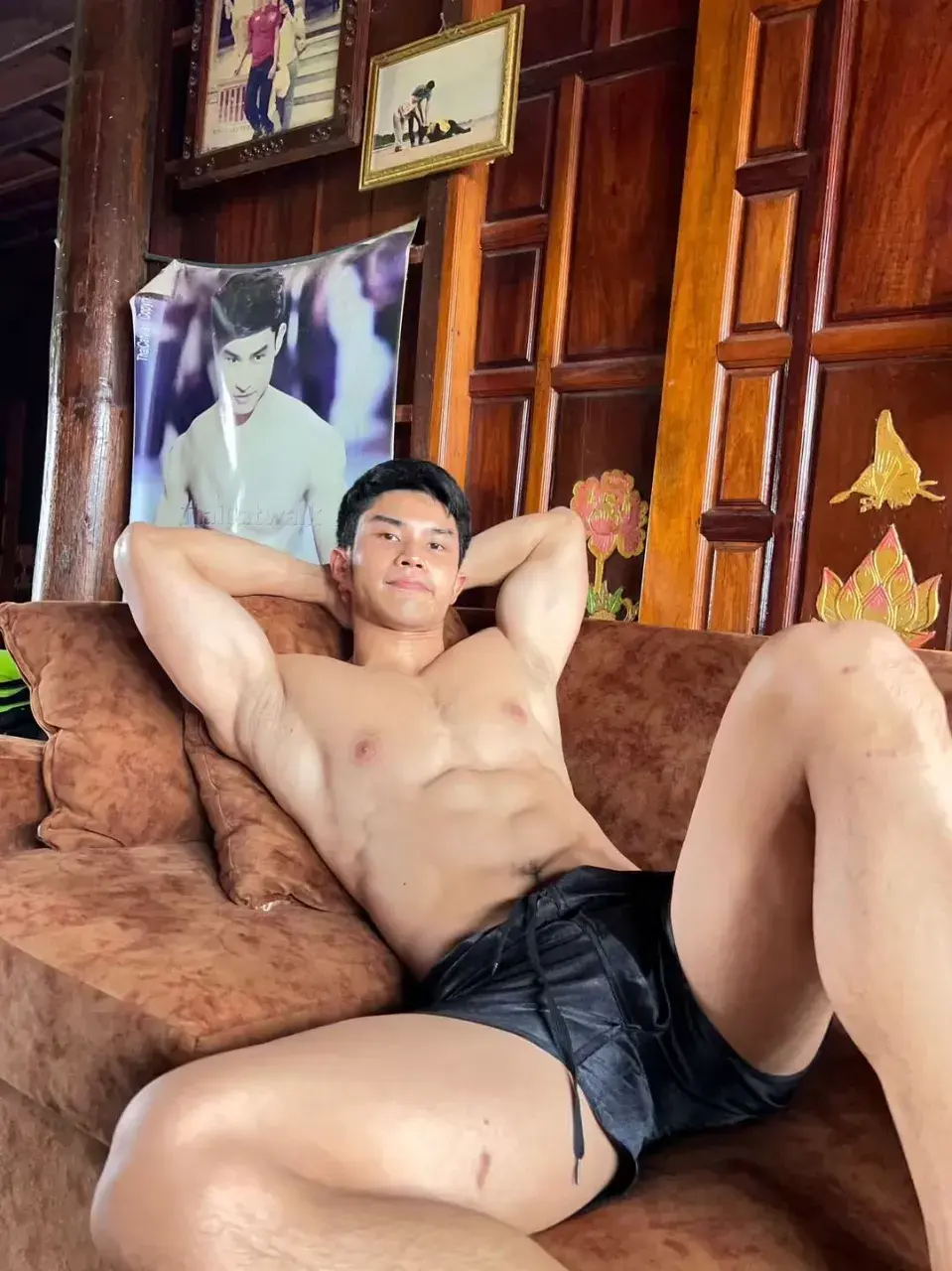 หนุ่มหล่อกับรูปร่างของเขา