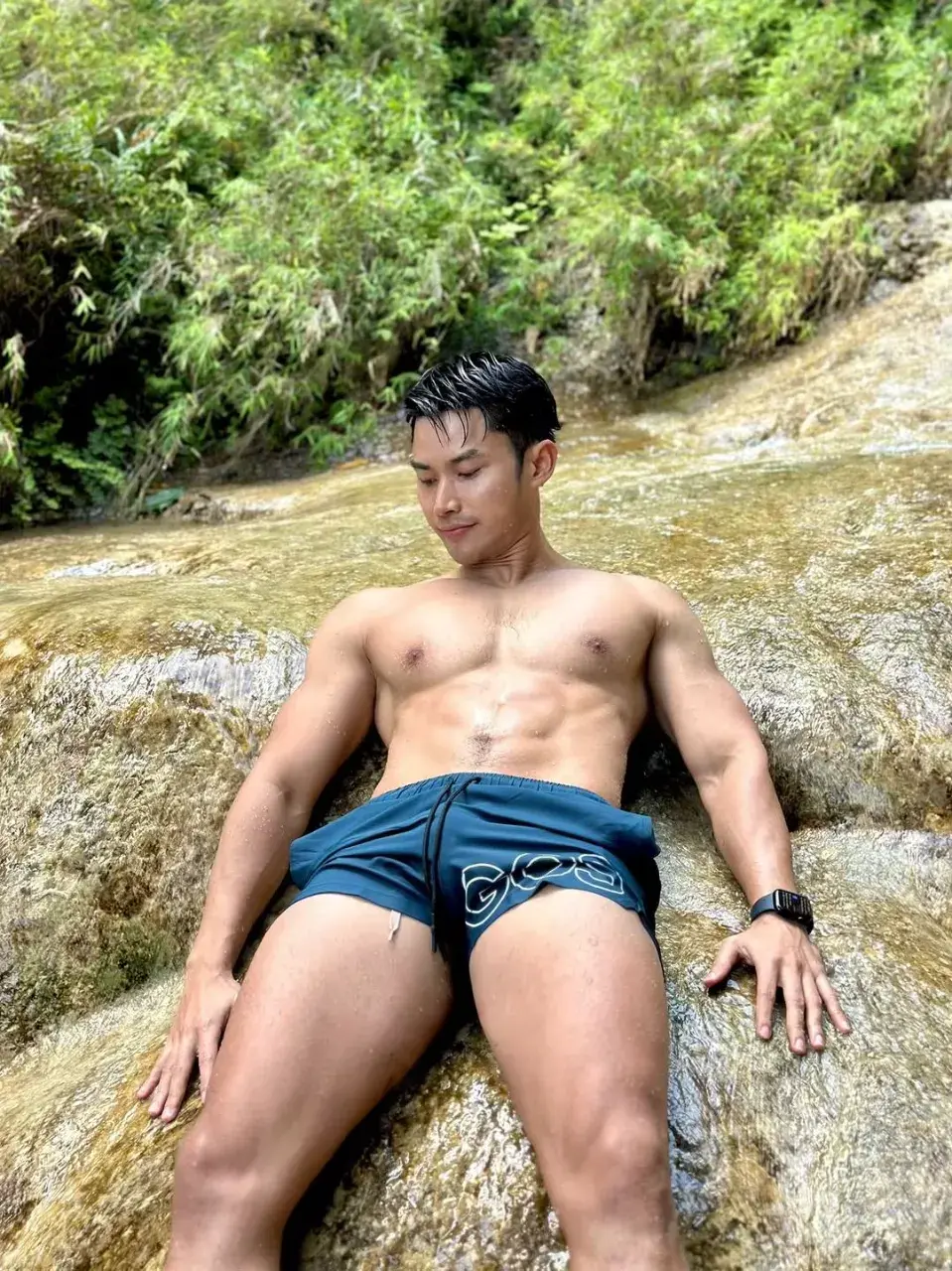 หนุ่มหล่อกับรูปร่างของเขา
