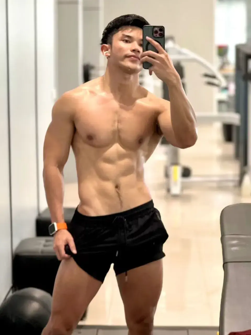 หนุ่มหล่อกับรูปร่างของเขา