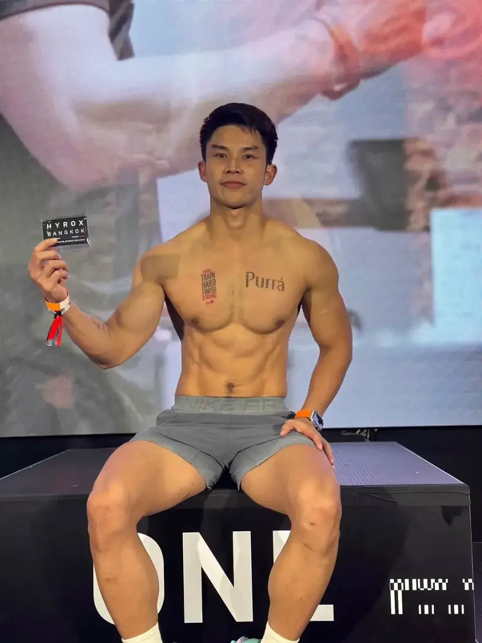 หนุ่มหล่อกับรูปร่างของเขา