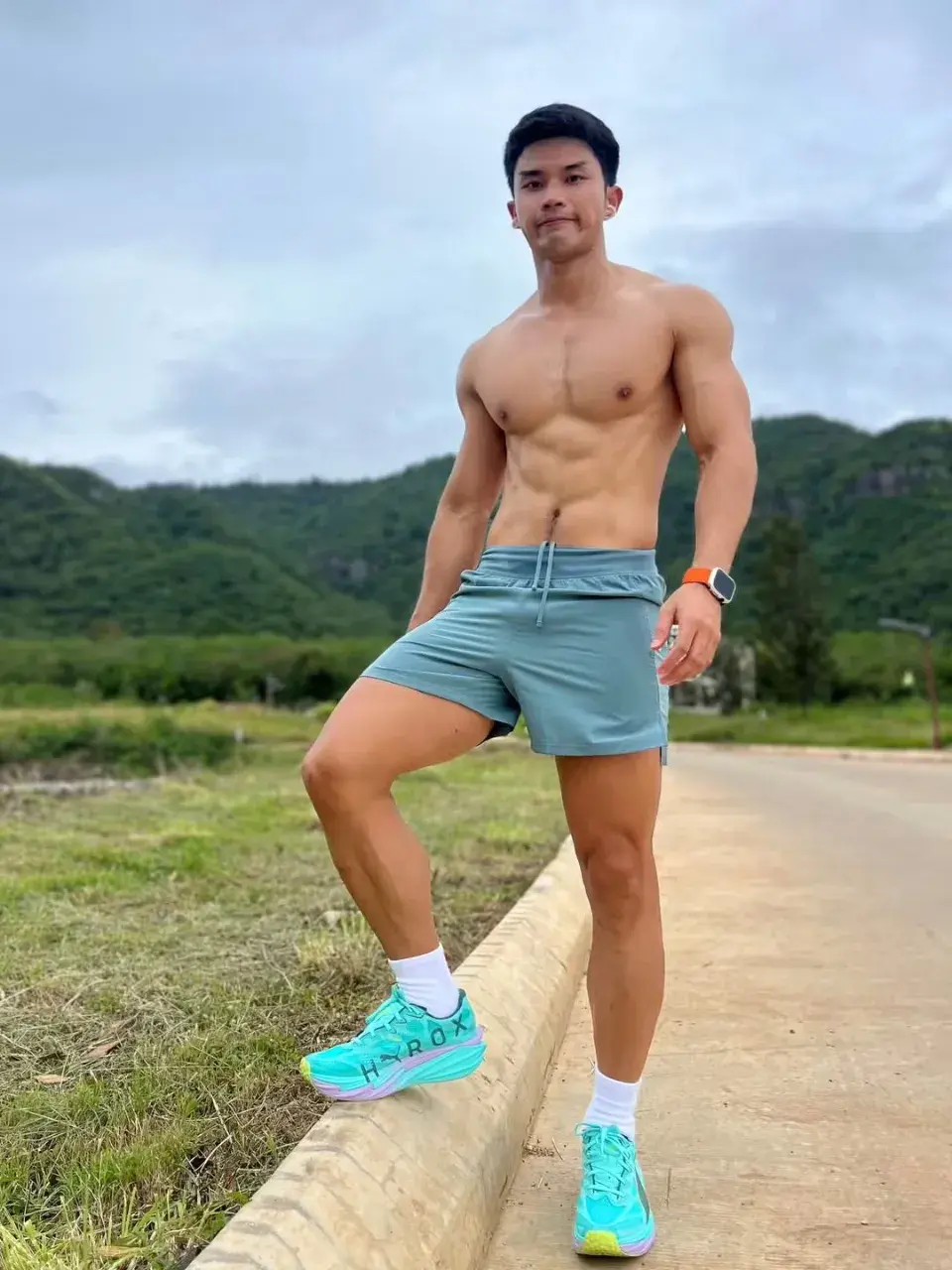 หนุ่มหล่อกับรูปร่างของเขา