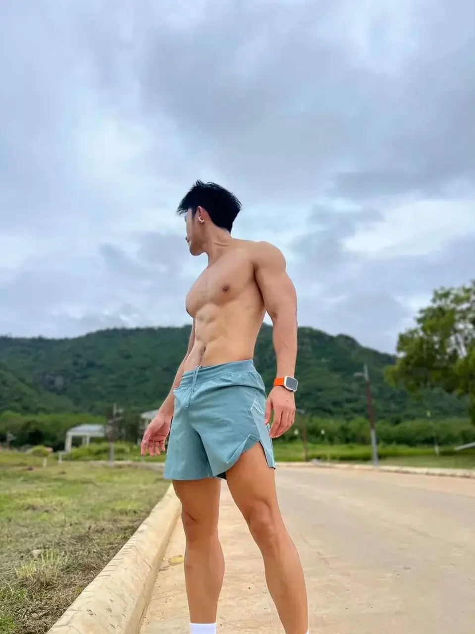 หนุ่มหล่อกับรูปร่างของเขา