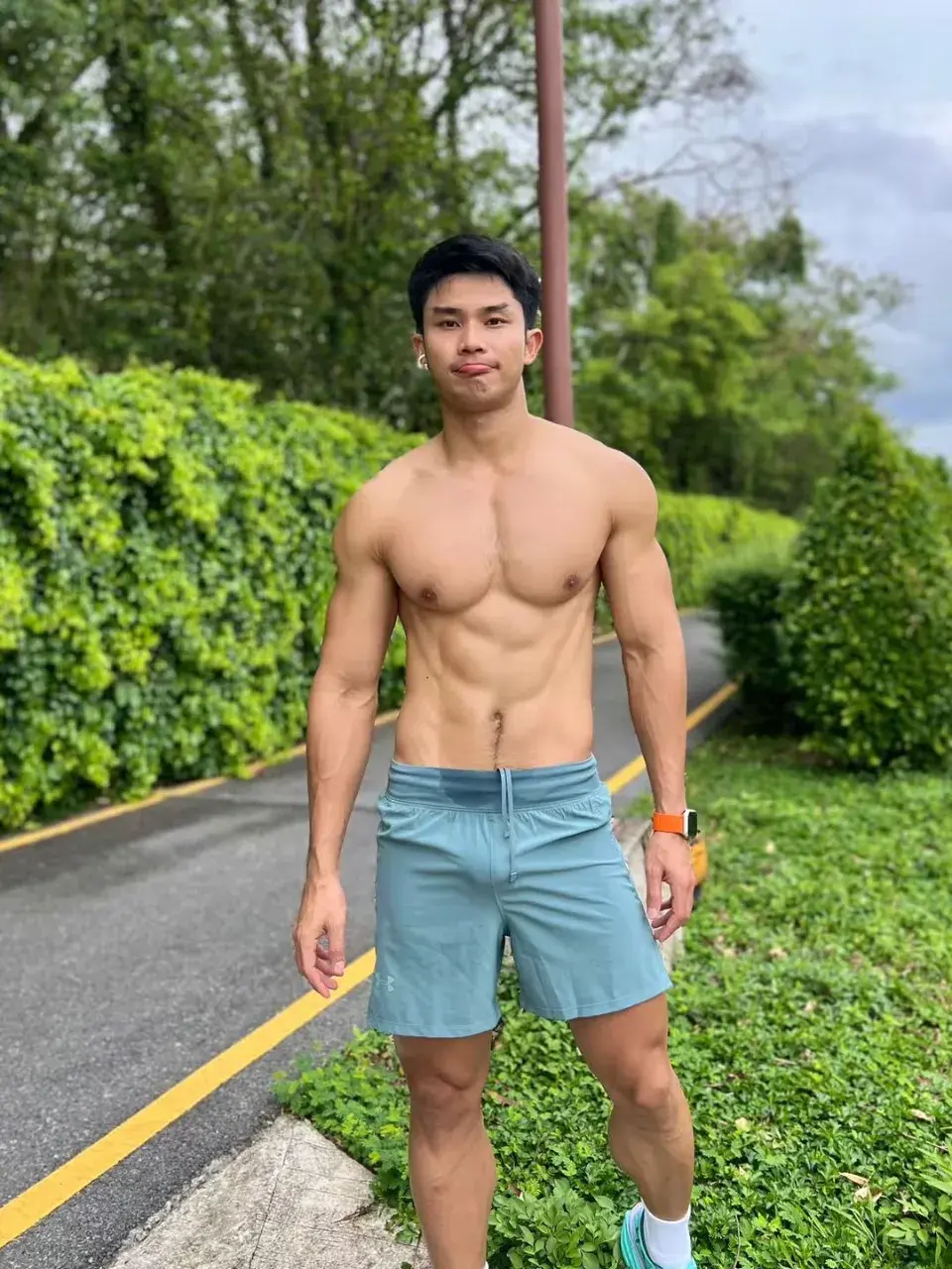 หนุ่มหล่อกับรูปร่างของเขา