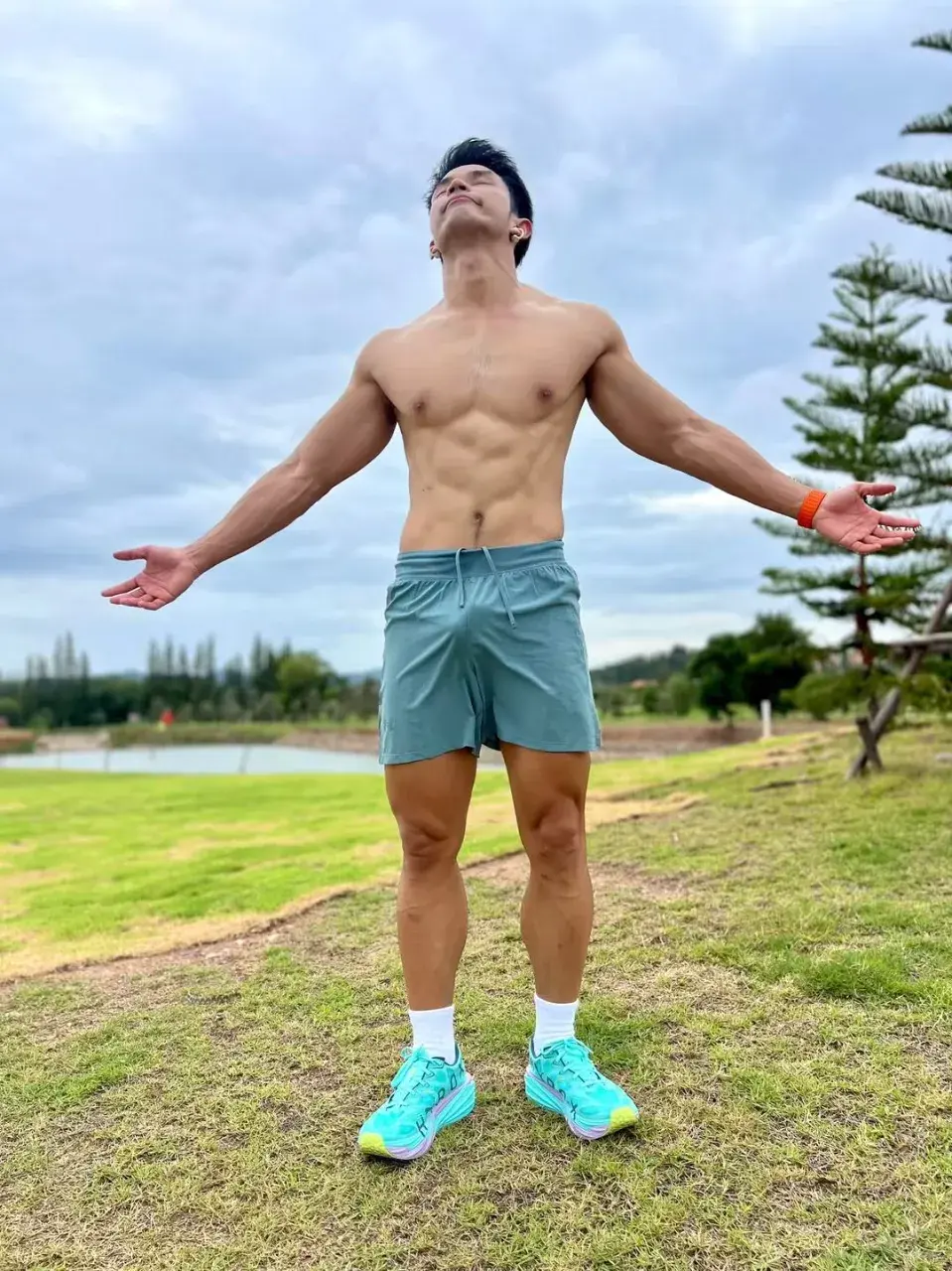 หนุ่มหล่อกับรูปร่างของเขา