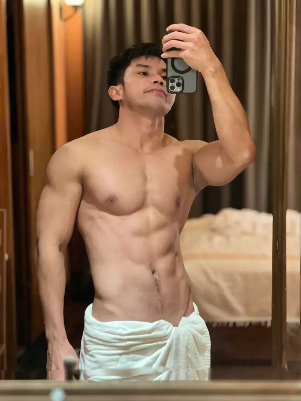 หนุ่มหล่อกับรูปร่างของเขา