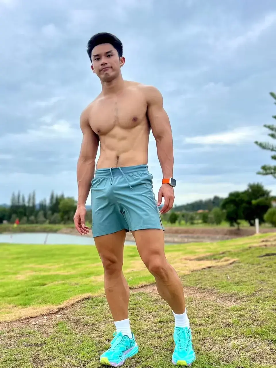 หนุ่มหล่อกับรูปร่างของเขา
