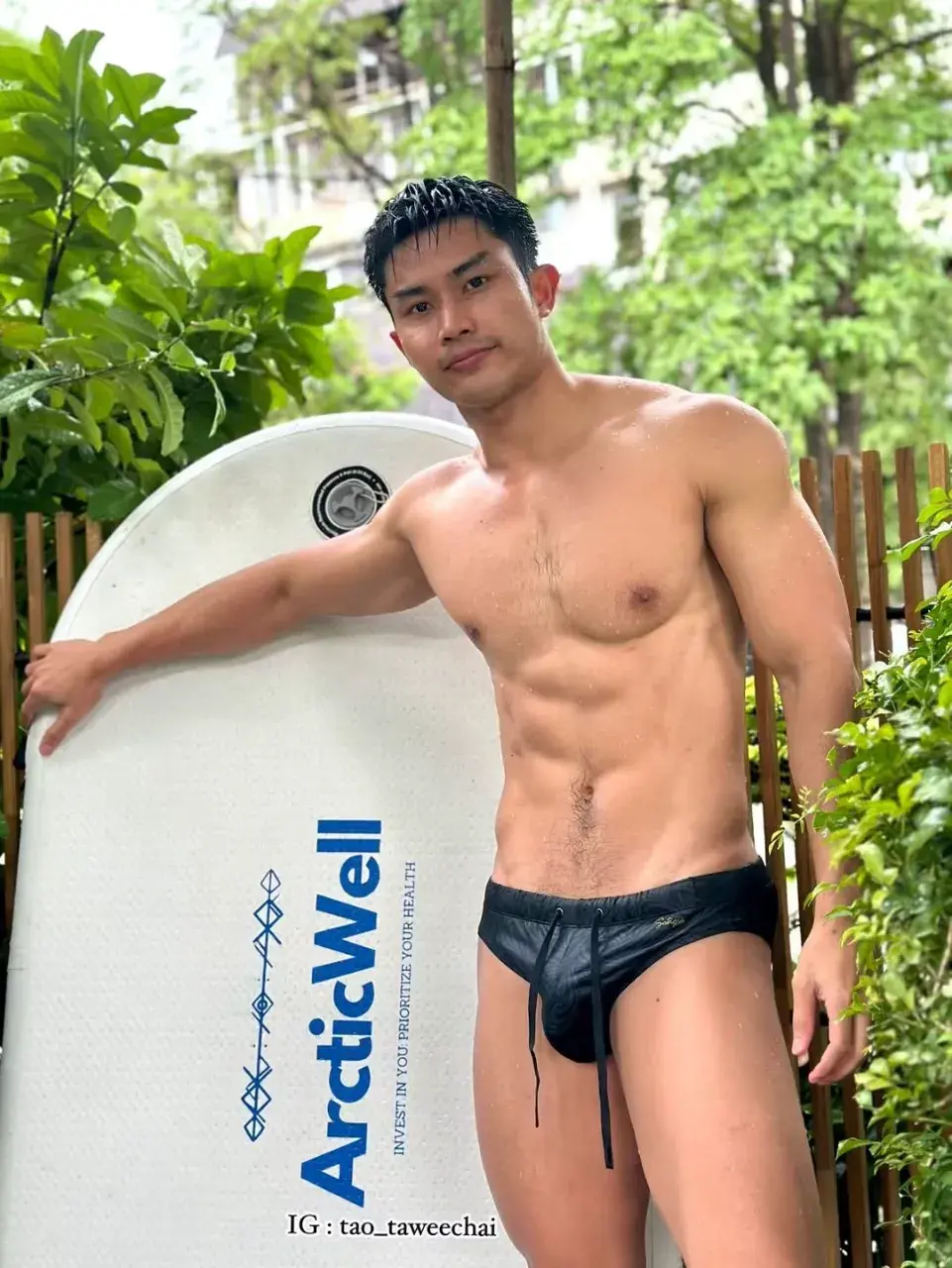 หนุ่มหล่อกับรูปร่างของเขา