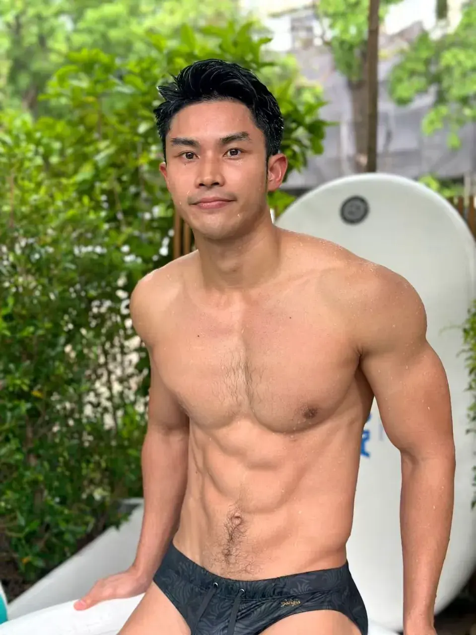 หนุ่มหล่อกับรูปร่างของเขา