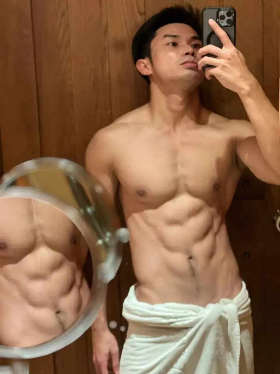 หนุ่มหล่อกับรูปร่างของเขา
