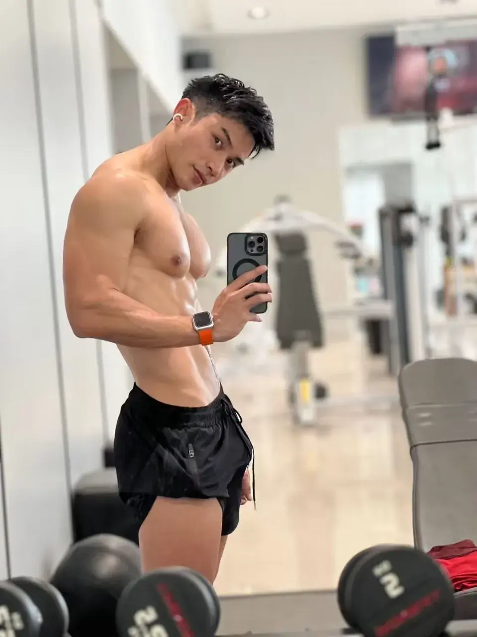 หนุ่มหล่อกับรูปร่างของเขา