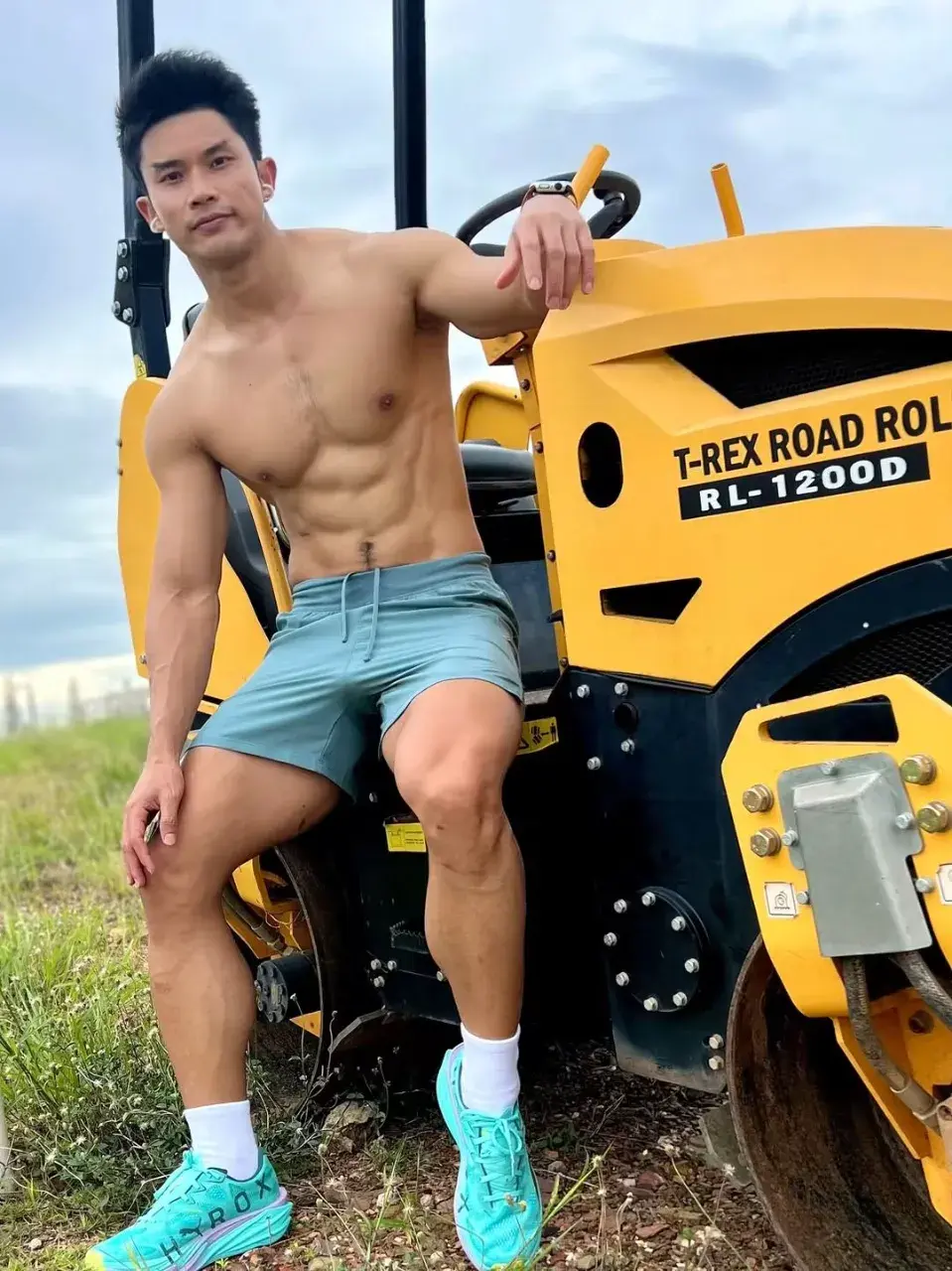 หนุ่มหล่อกับรูปร่างของเขา
