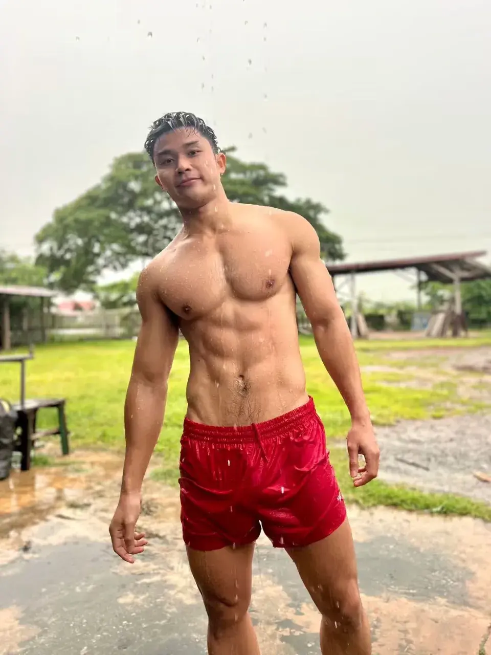 หนุ่มหล่อกับรูปร่างของเขา