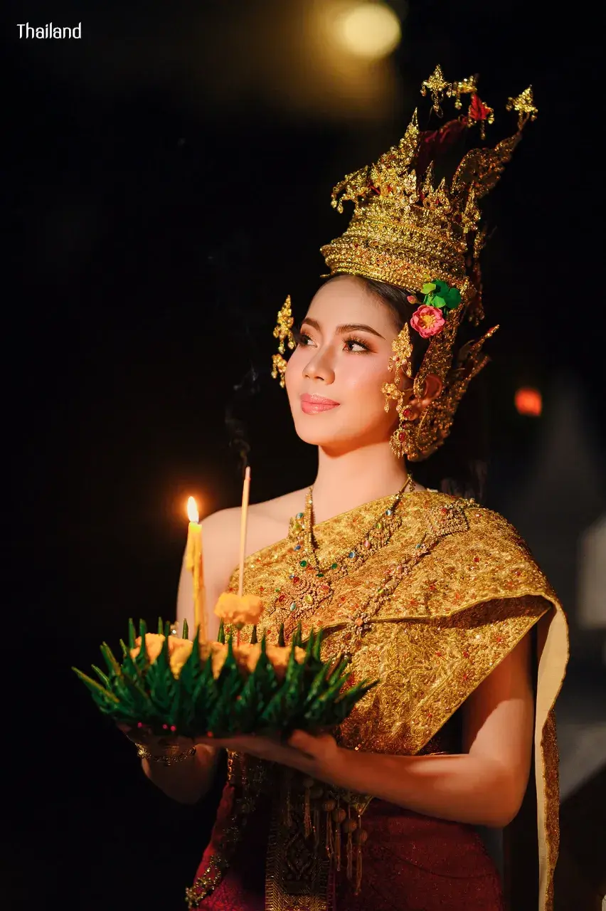 Lady in Thai Dress Celebrates Loy Krathong 🇹🇭