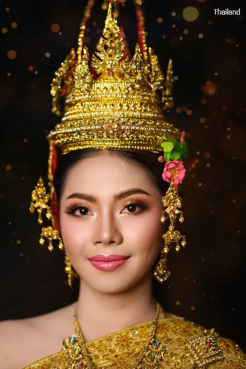 Lady in Thai Dress Celebrates Loy Krathong 🇹🇭