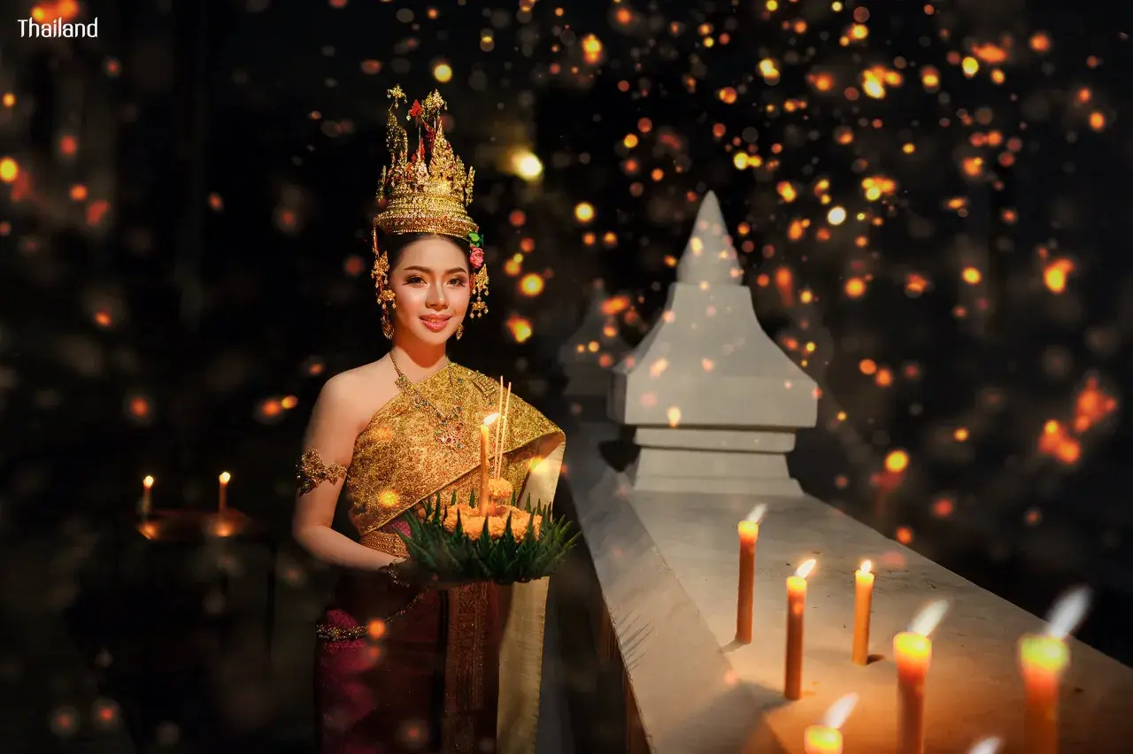 Lady in Thai Dress Celebrates Loy Krathong 🇹🇭