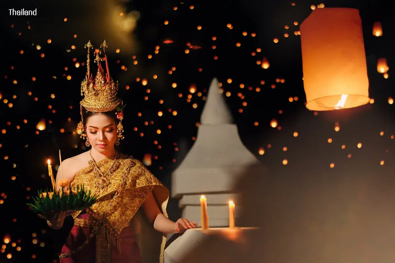 Lady in Thai Dress Celebrates Loy Krathong 🇹🇭