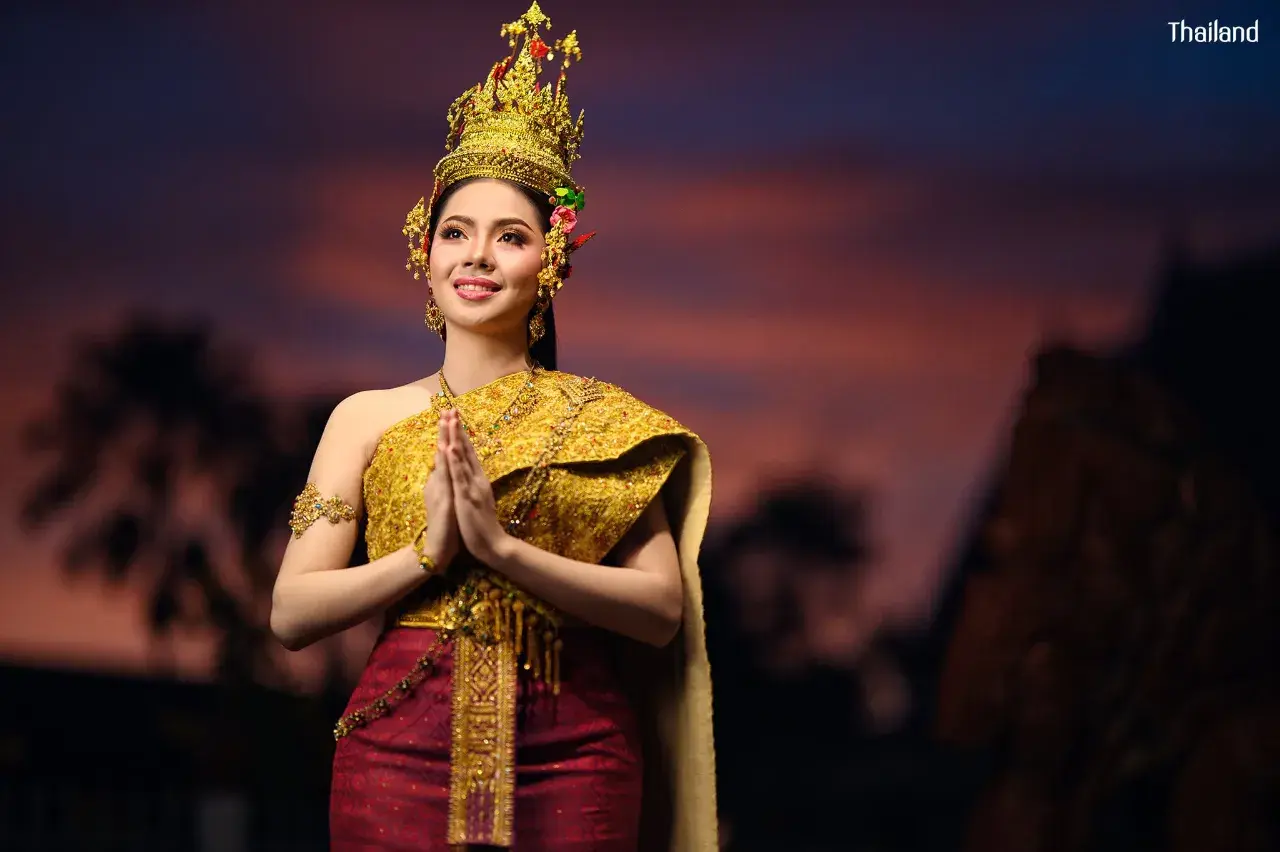 Lady in Thai Dress Celebrates Loy Krathong 🇹🇭