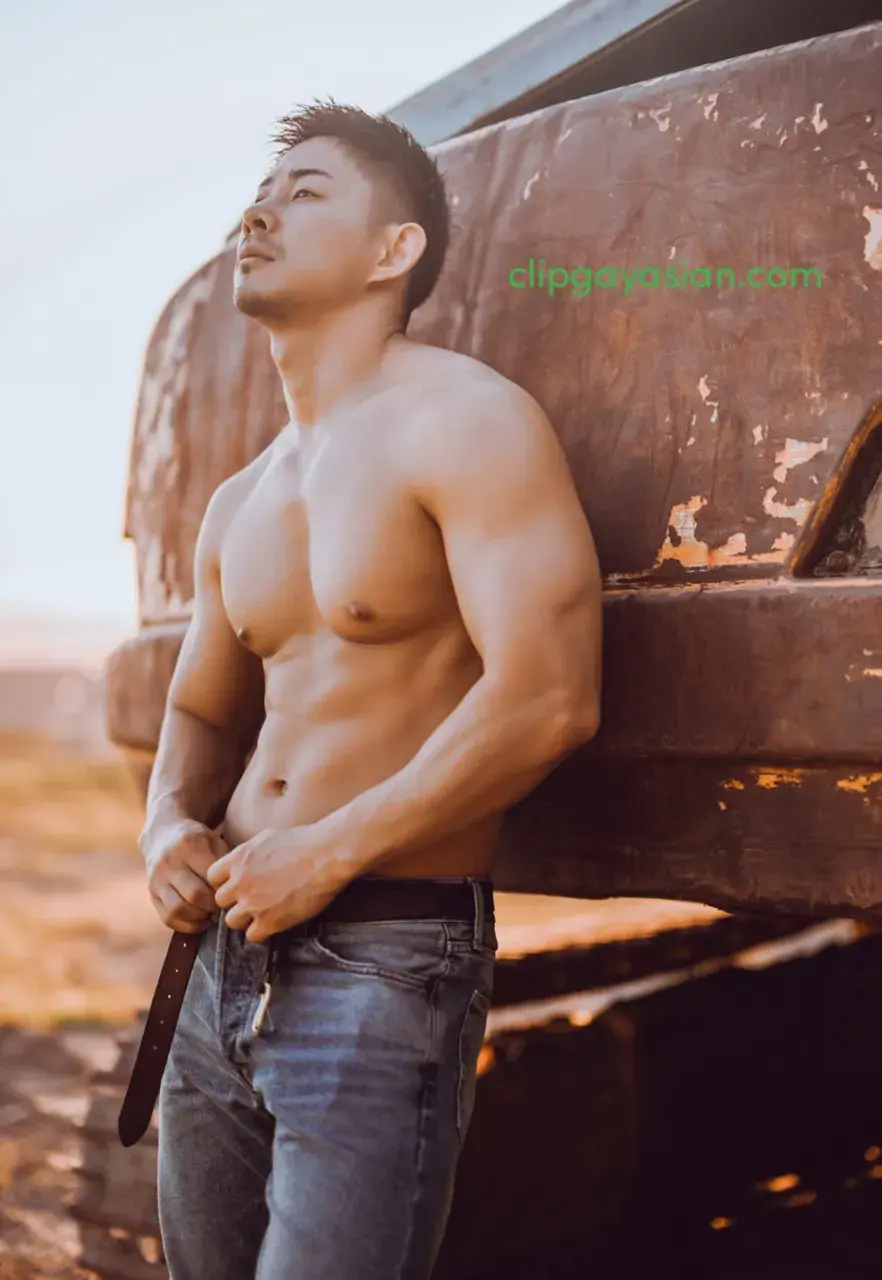 ทากะ หนุ่มหล่อขวัญใจชาวญี่ปุ่น ร่วมงานกับ มิดไนท์ สตูดิโอ ช่างภาพชายชื่อดังชาวไต้หวัน ผลงานร่วมกันครั้งแรก ภาพทิวทัศน์อันงดงามของไต้หวันตอนใต้ ในโฟโต้บุ๊กสุดเซ็กซี่ของทากะ!