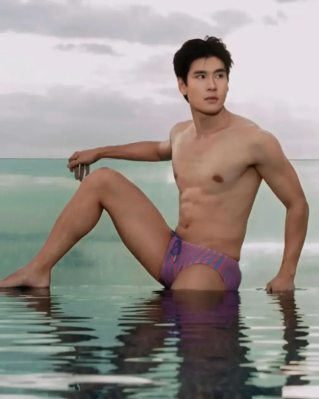 หนุ่มต่างเเดนร่างล่ำๆ