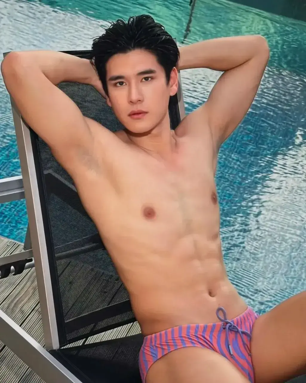 หนุ่มต่างเเดนร่างล่ำๆ