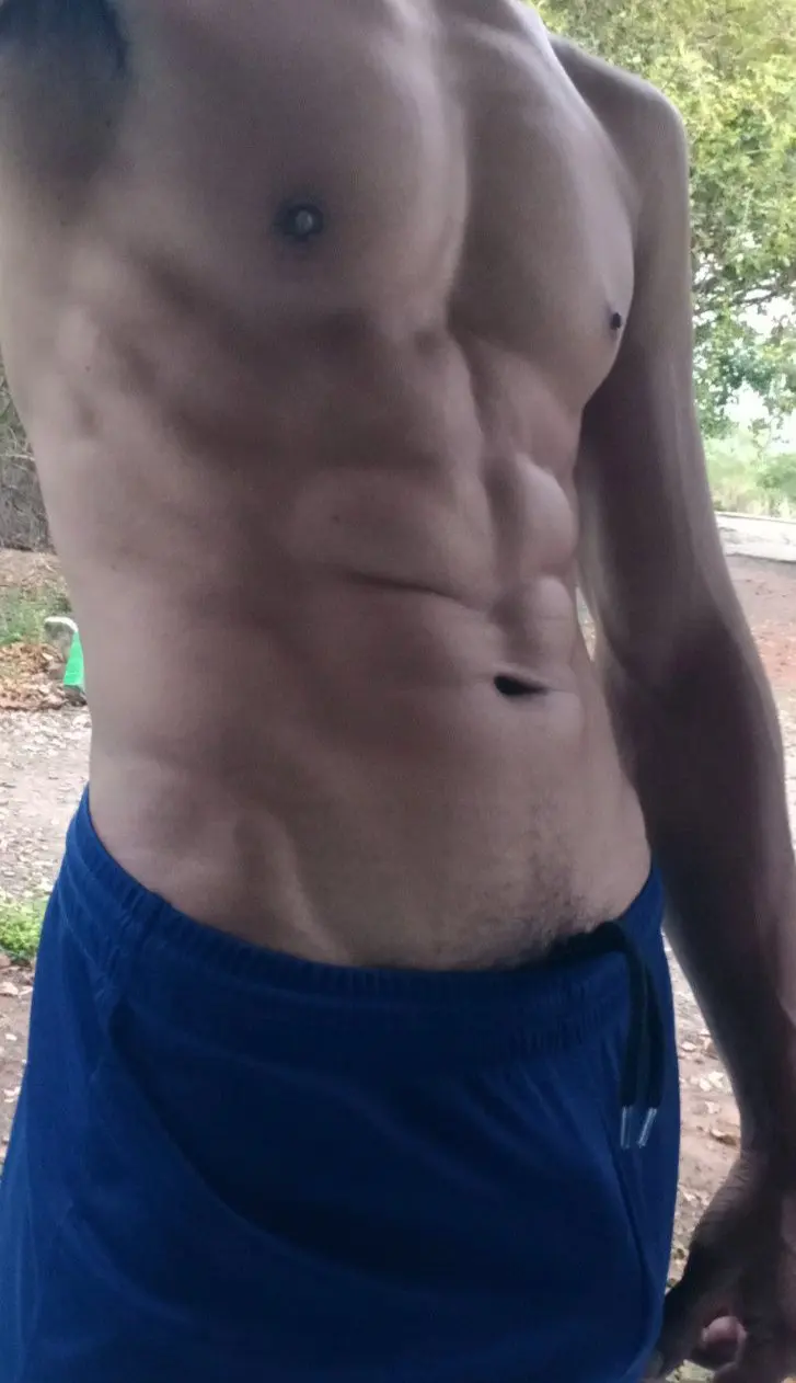 หุ่นหนุ่มไทบ้าน ดำเเดด