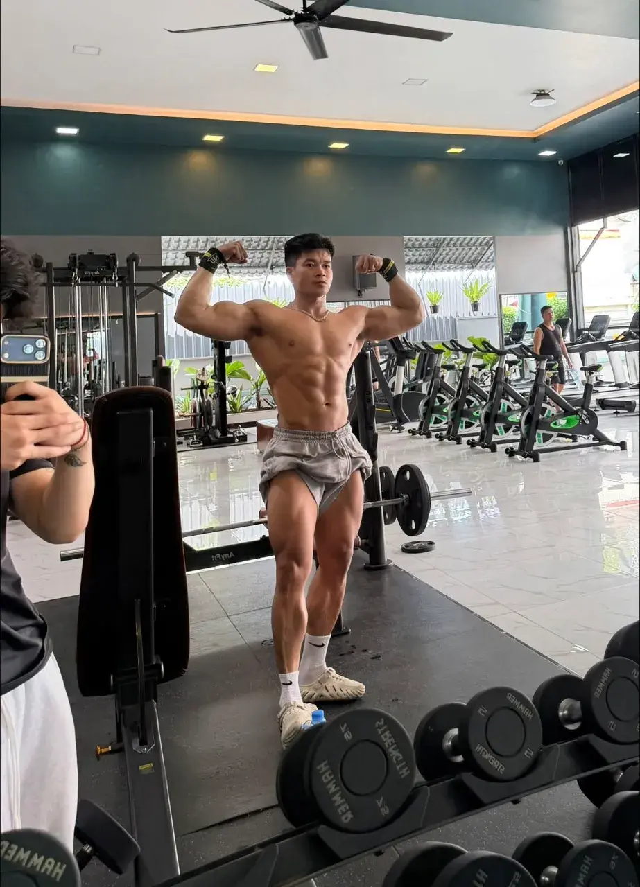 หนุ่มเขมร กับรูปร่างของเขา