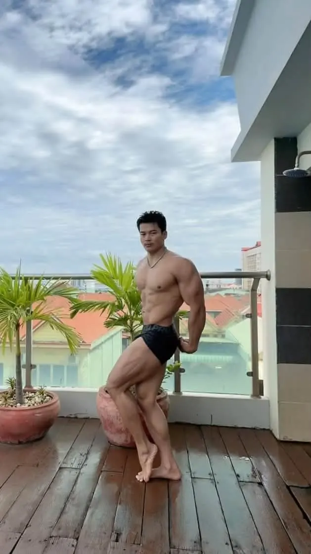 หนุ่มเขมร กับรูปร่างของเขา