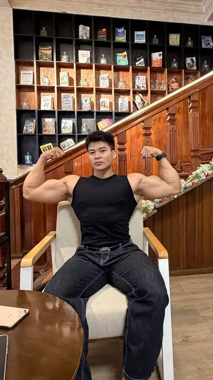 หนุ่มเขมร กับรูปร่างของเขา