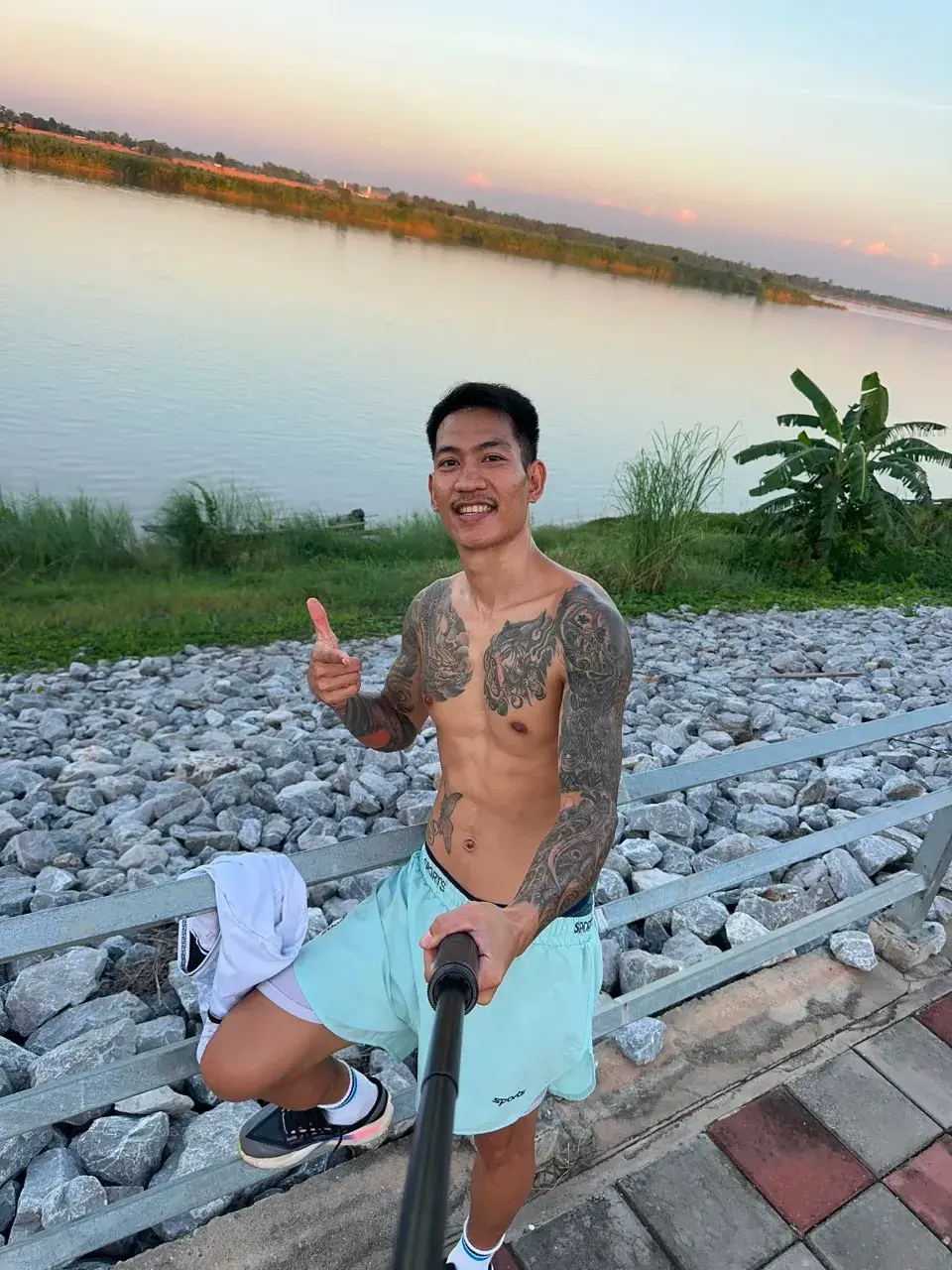 อัลบั้มหนุ่มหล่อ พาทัวร์